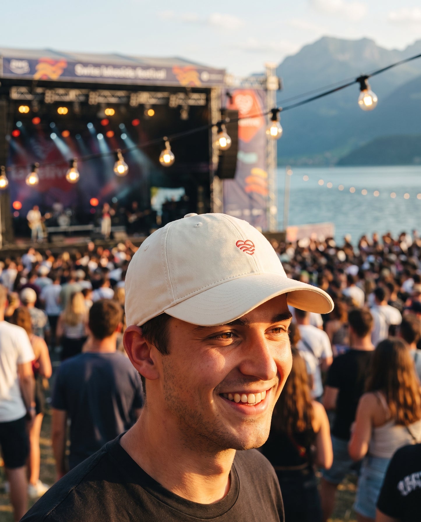 Casquette LAKELIVE beige portée au festival