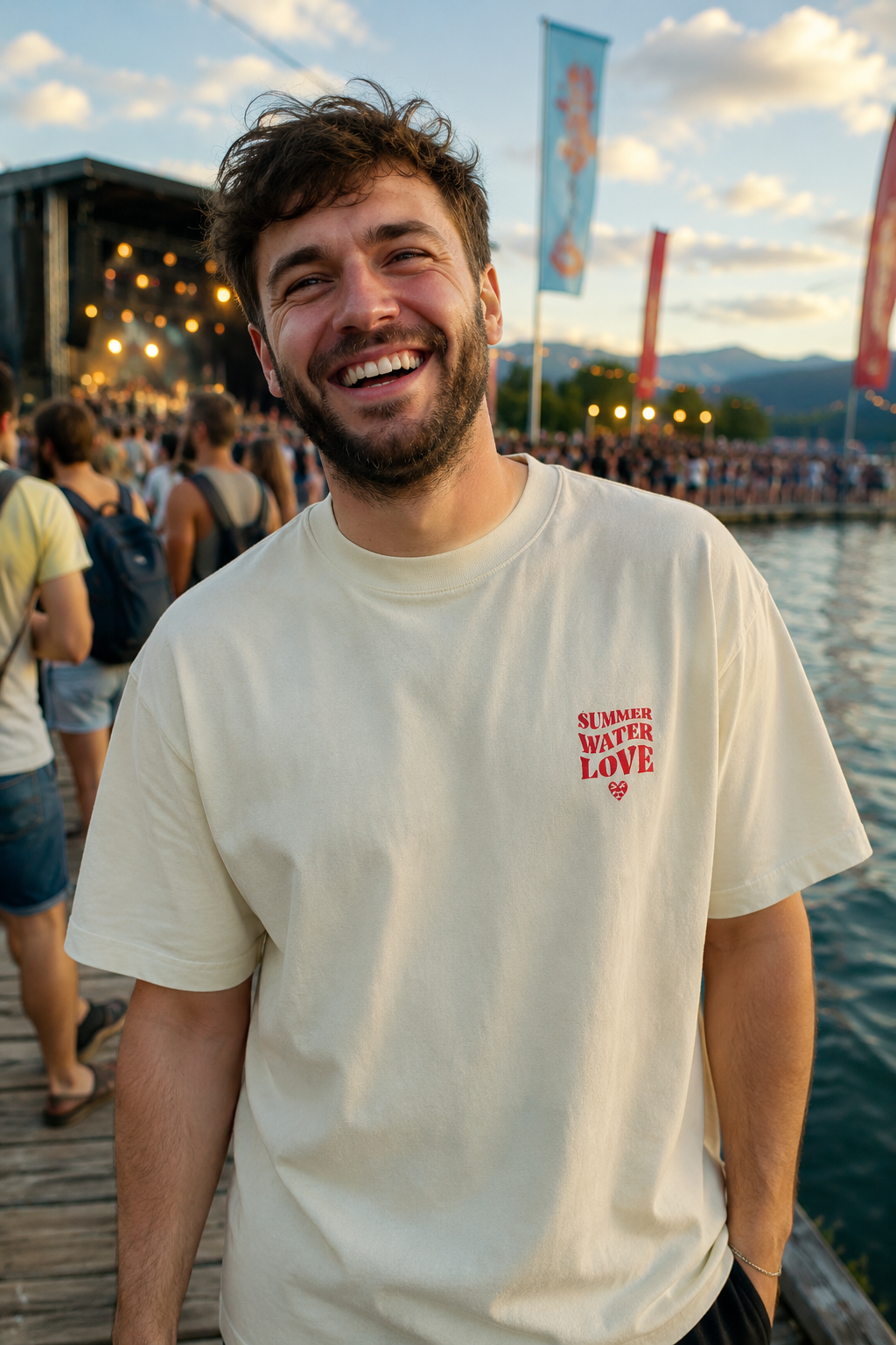 T-shirt oversize LAKELIVE beige porté au festival