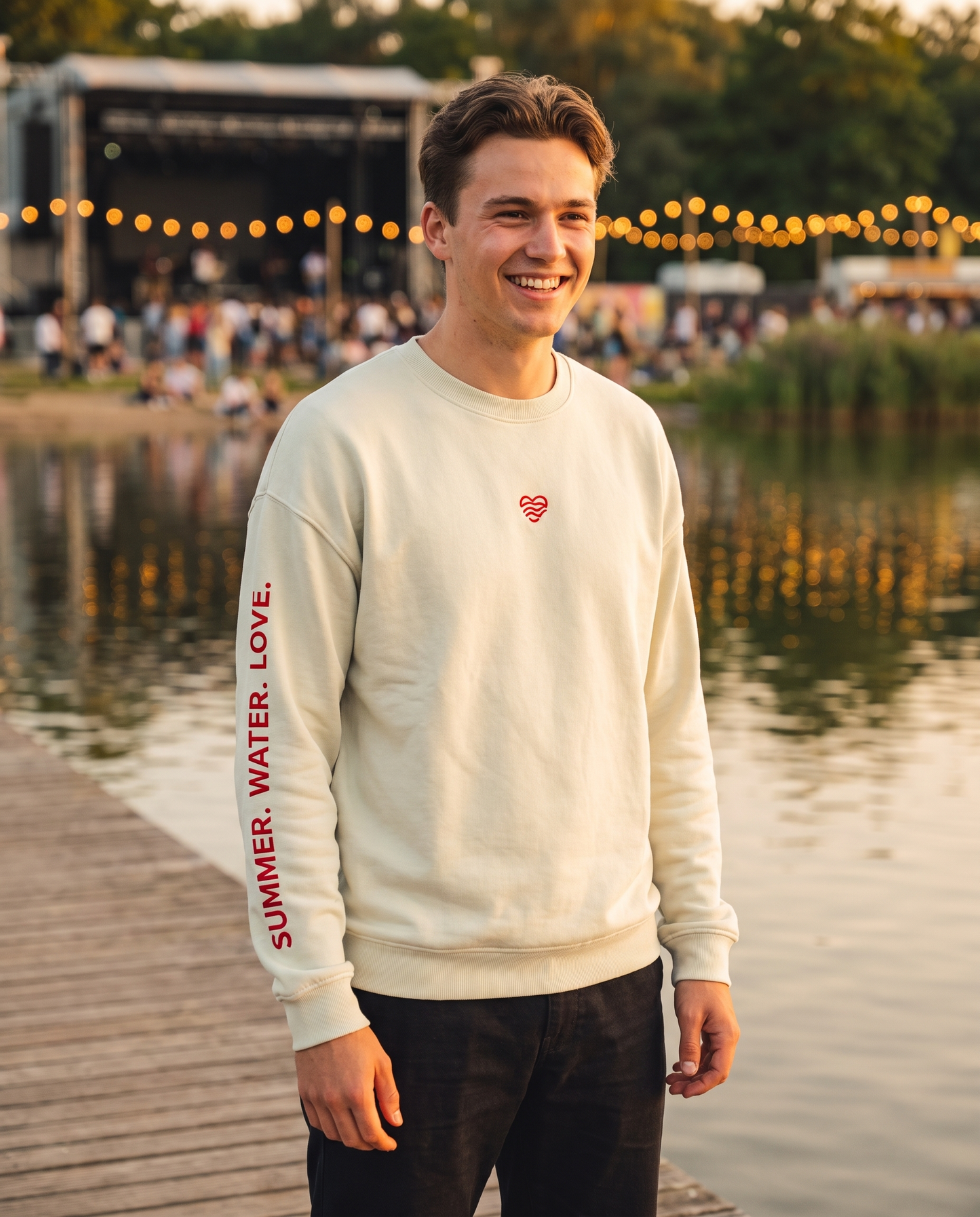 Sweatshirt LAKELIVE beige porté au festival au bord du lac
