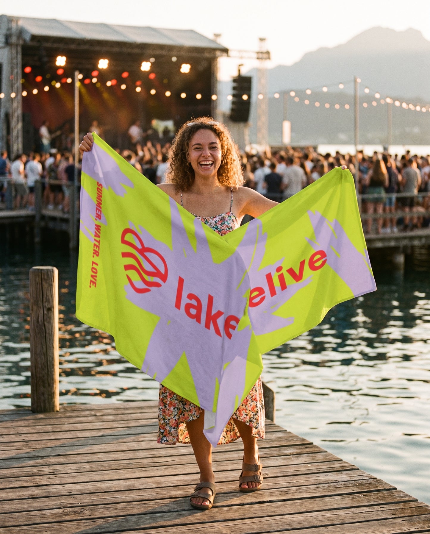 Serviette LAKELIVE lime déployée au festival au bord du lac