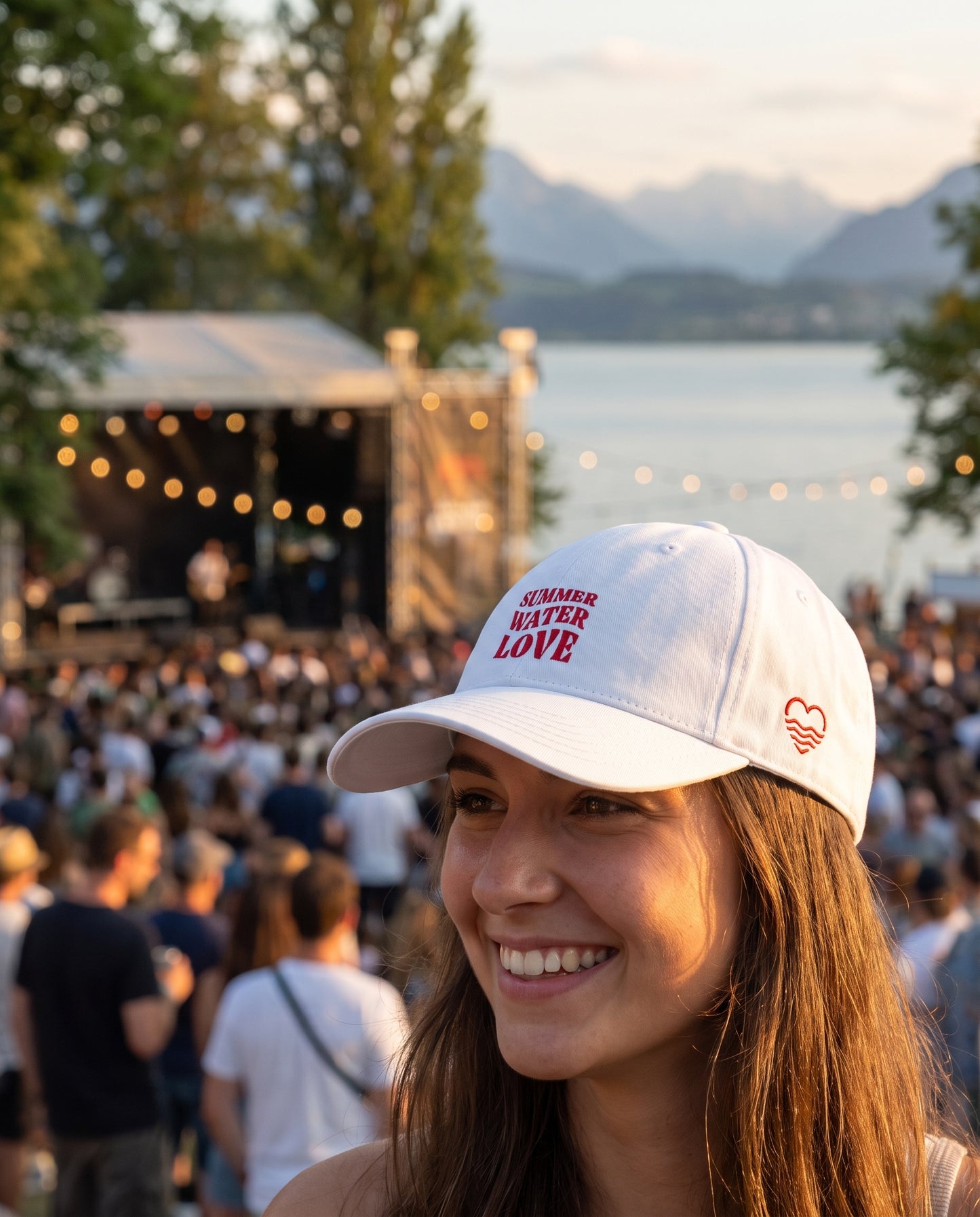 Casquette LAKELIVE blanche portée au festival