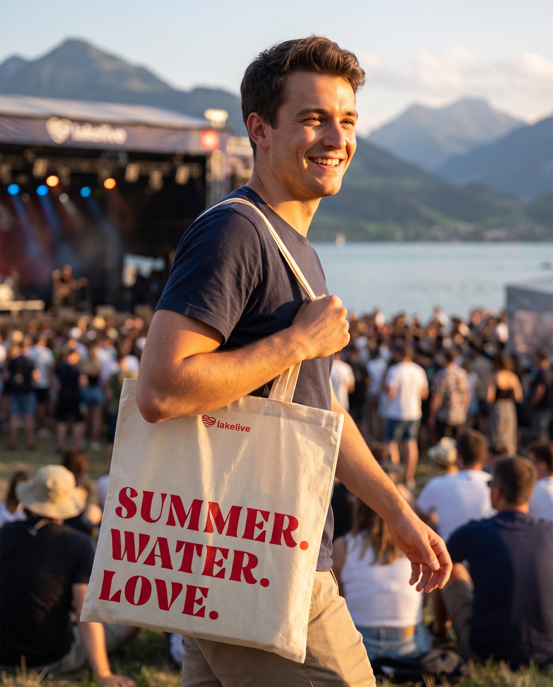 Tote bag LAKELIVE beige porté au festival